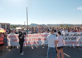 Vecinos de Almendricos durante la manifestación en la carretera.
