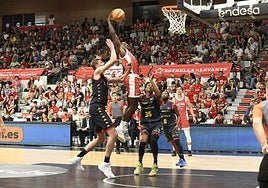 Dylan Ennis entrando a canasta.