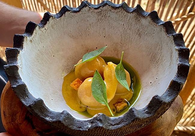 Ensalada murciana con tomates cherrys embotados.