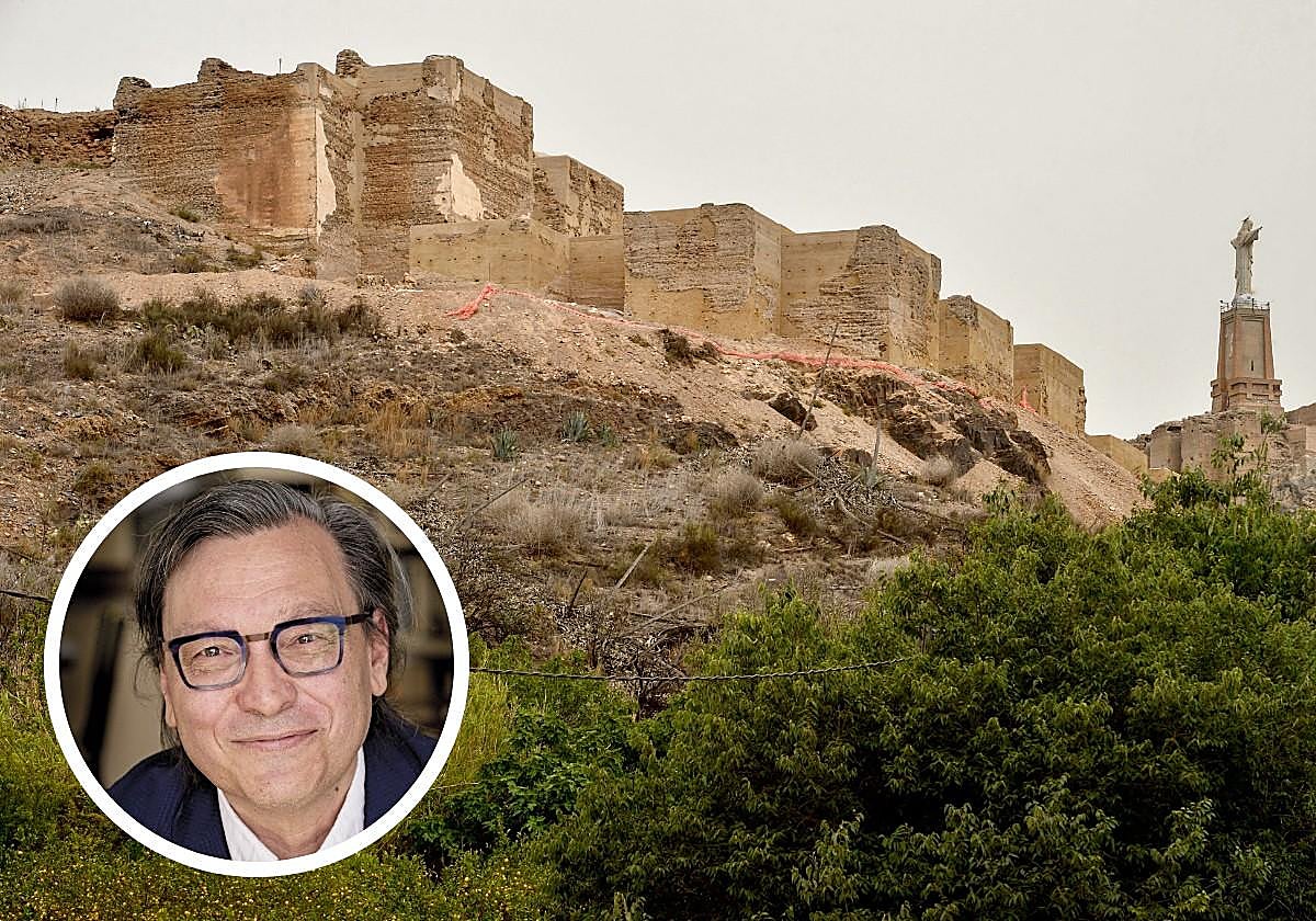La fortaleza del Rey Lobo junto al Castillo y el Cristo de Monteagudo. Eduardo Manzano en la imagen pequeña.