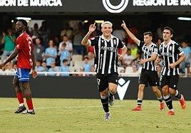 Kevin Sánchez celebra el primer gol del Cartagena.