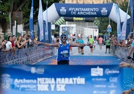 Jesús López cruza la meta como ganador de la Media Maratón de Archena.