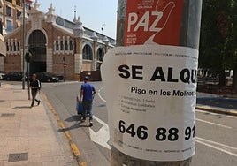 Un cartel anunciando el alquiler de una vivienda en Murcia, en una foto de archivo.