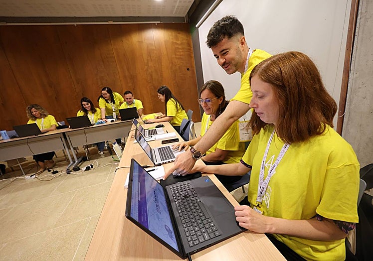 Toni Martínez, genetista del Sant Joan de Déu, este lunes en el Auditorio junto a otros expertos en plena búsqueda de diagnósticos.