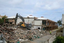 Obras de demolición de la antigua galería de La Manga, este lunes.