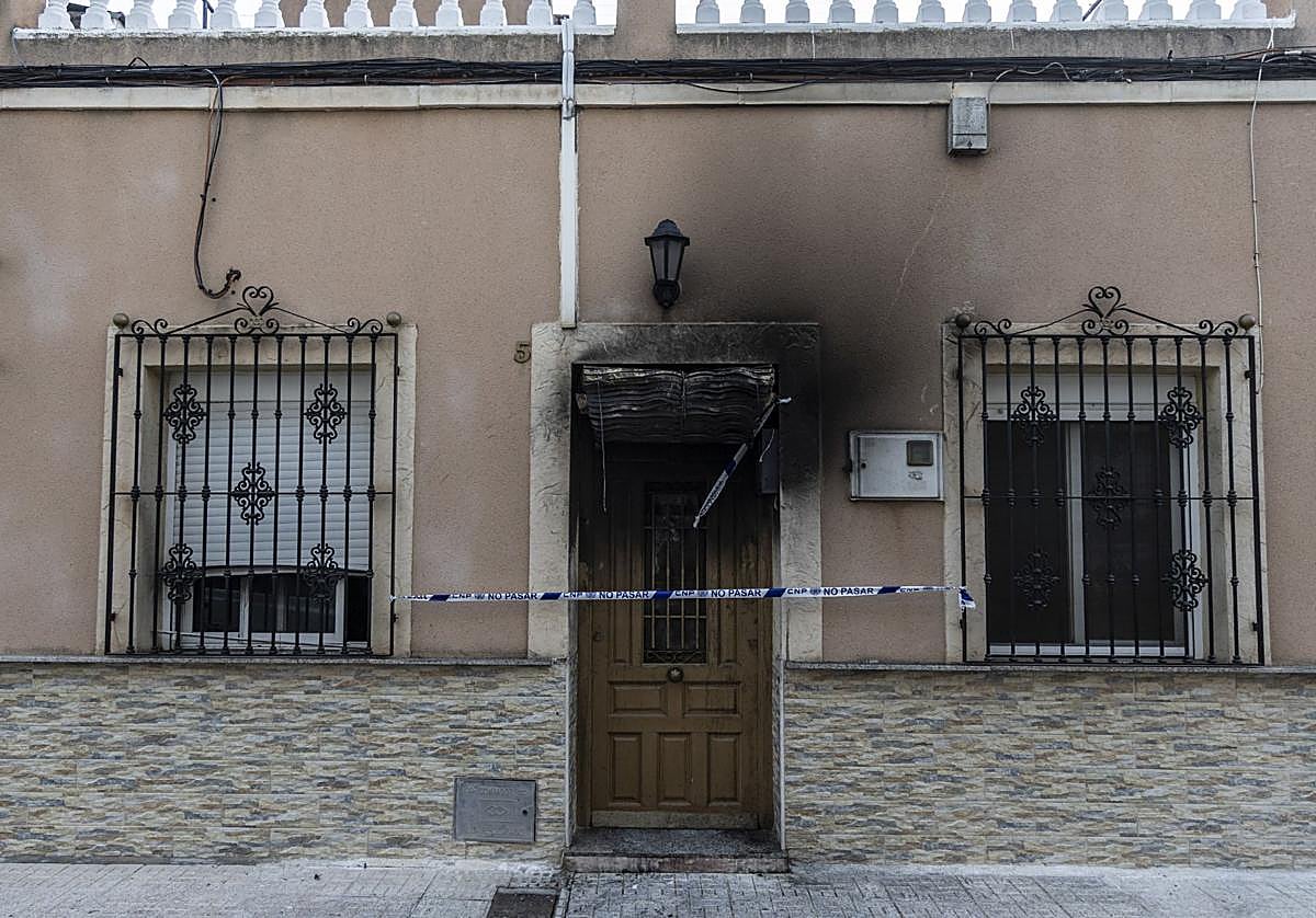 Estado de la casa afectada por el fuego tras el incendio.