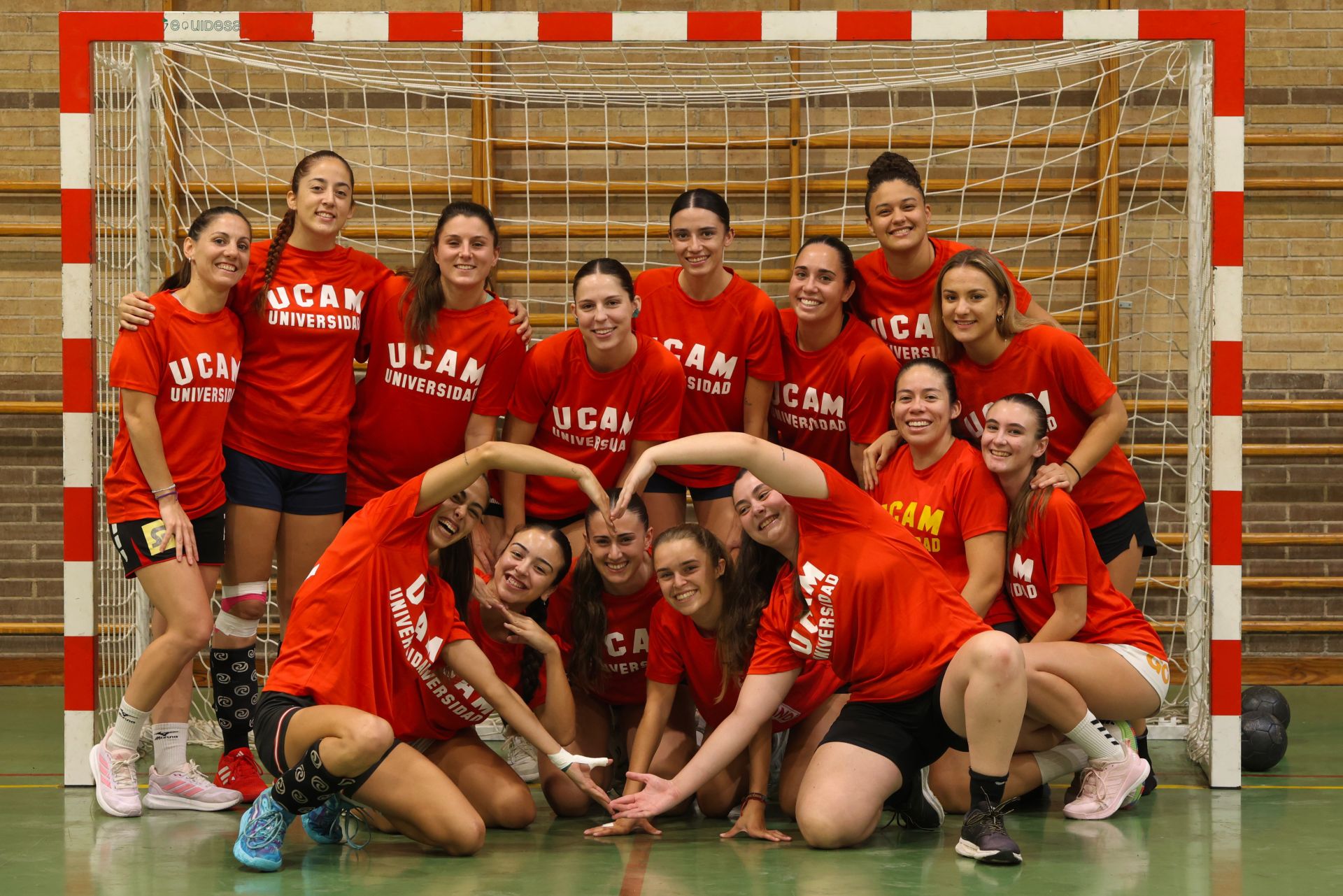 Entrenamiento de las jugadoras del UCAM BM Murcia, en imágenes