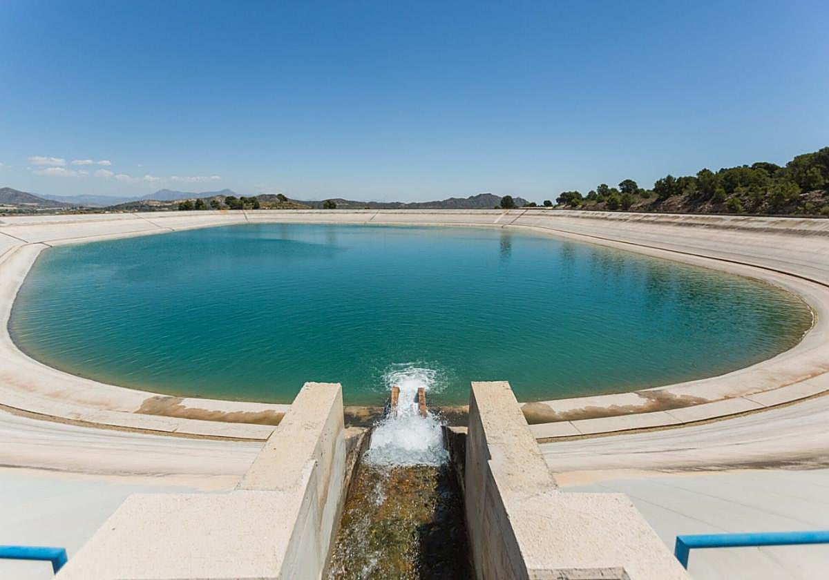 Primera entrada de agua en 2022 al embalse del Rollo de Aspe (Alicante), tras ponerse en marcha el Trasvase Júcar-Vinalopó.