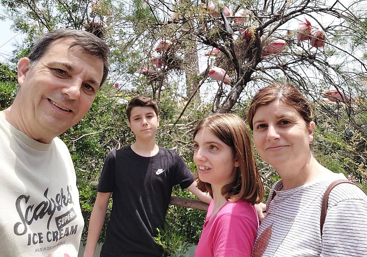 Sofía junto a su hermano Jaime y sus padres, Juan Antonio López y Paqui García, en una excursión familiar.