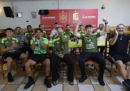 Parte de la plantilla de la UD Los Garres conociendo a su rival de Copa del Rey.