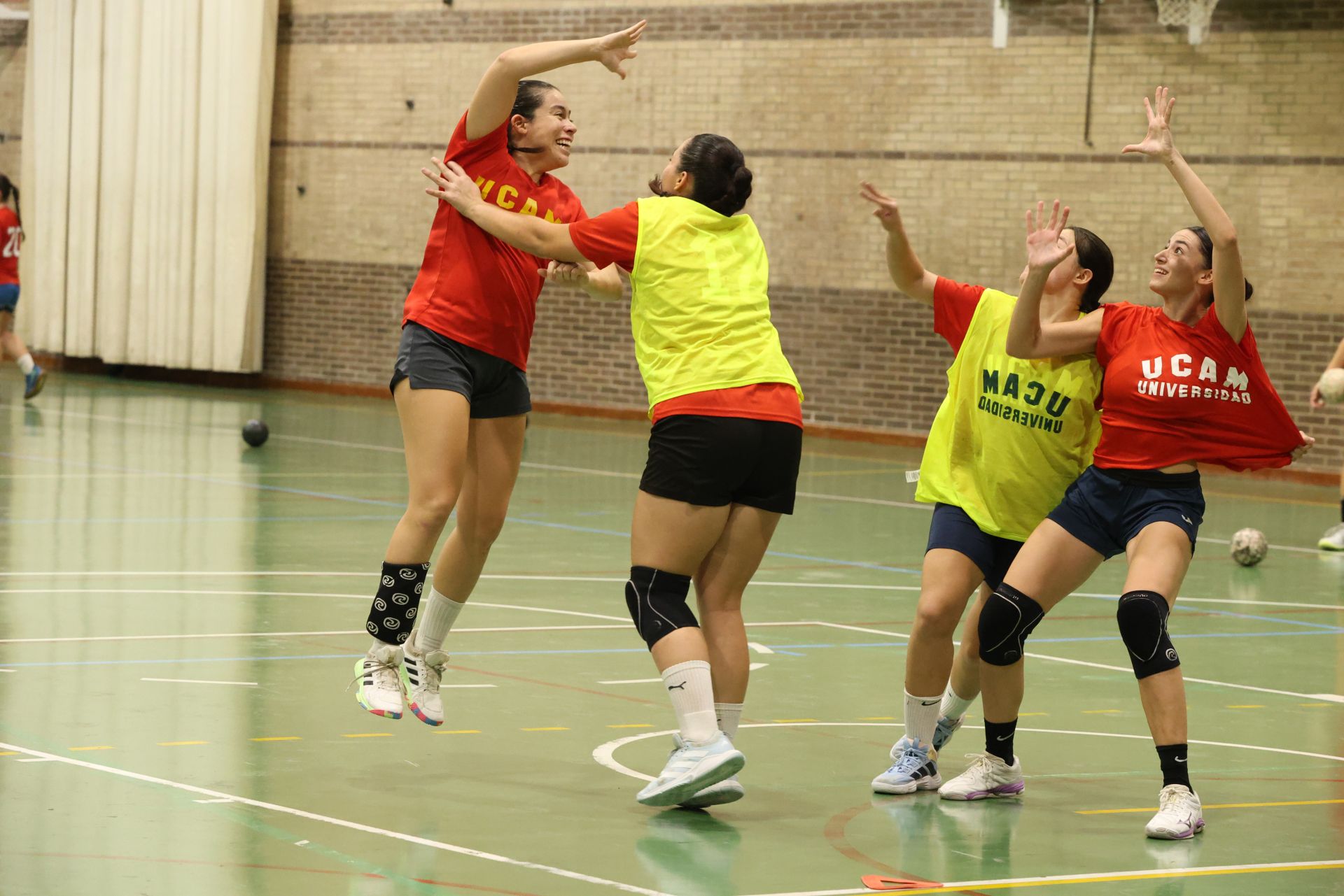 Entrenamiento de las jugadoras del UCAM BM Murcia, en imágenes