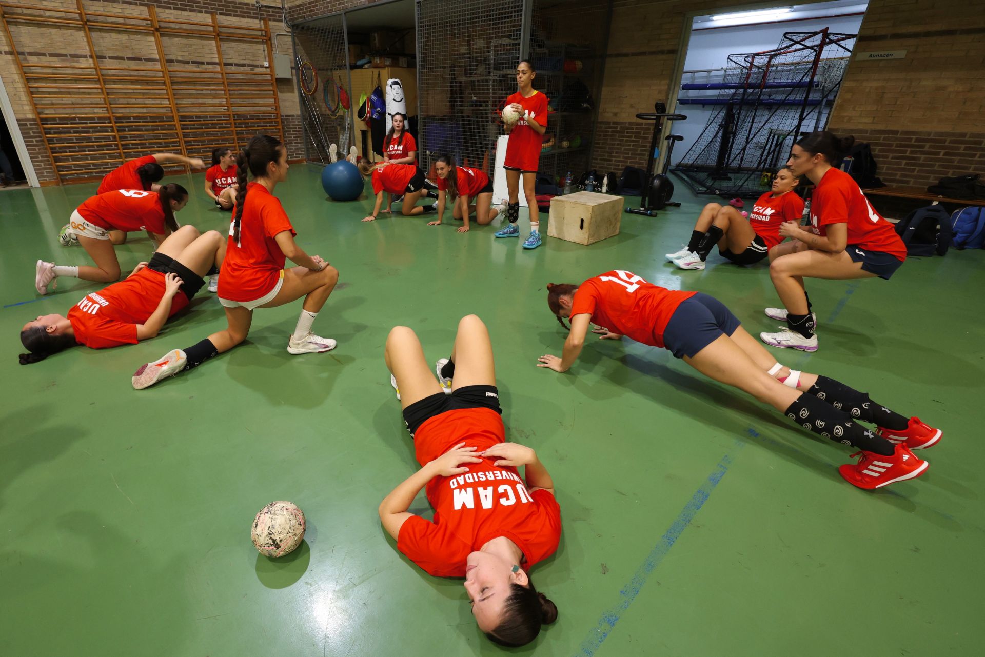 Entrenamiento de las jugadoras del UCAM BM Murcia, en imágenes