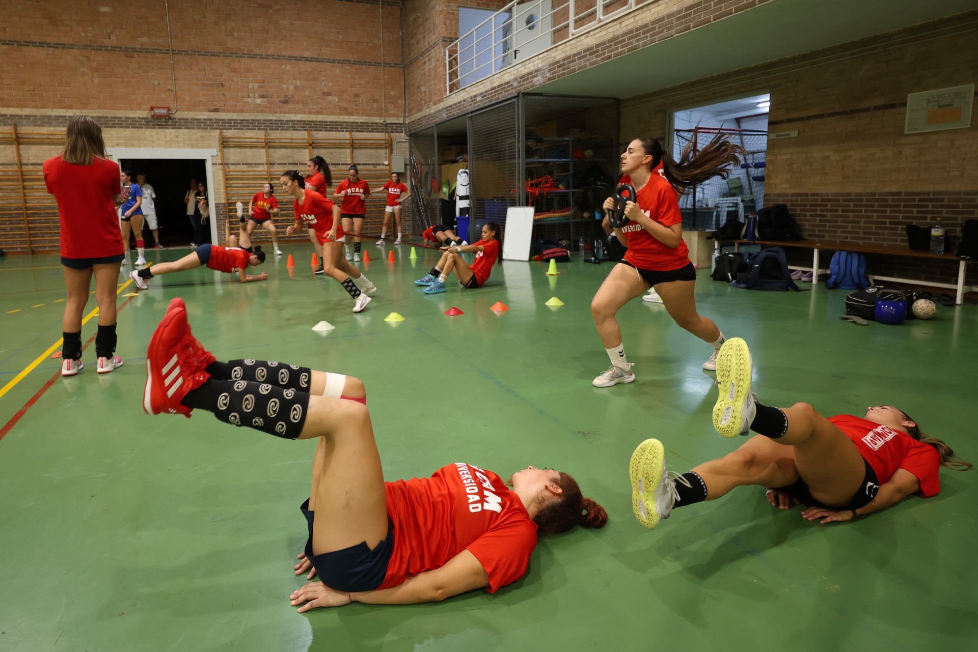Entrenamiento de las jugadoras del UCAM BM Murcia, en imágenes
