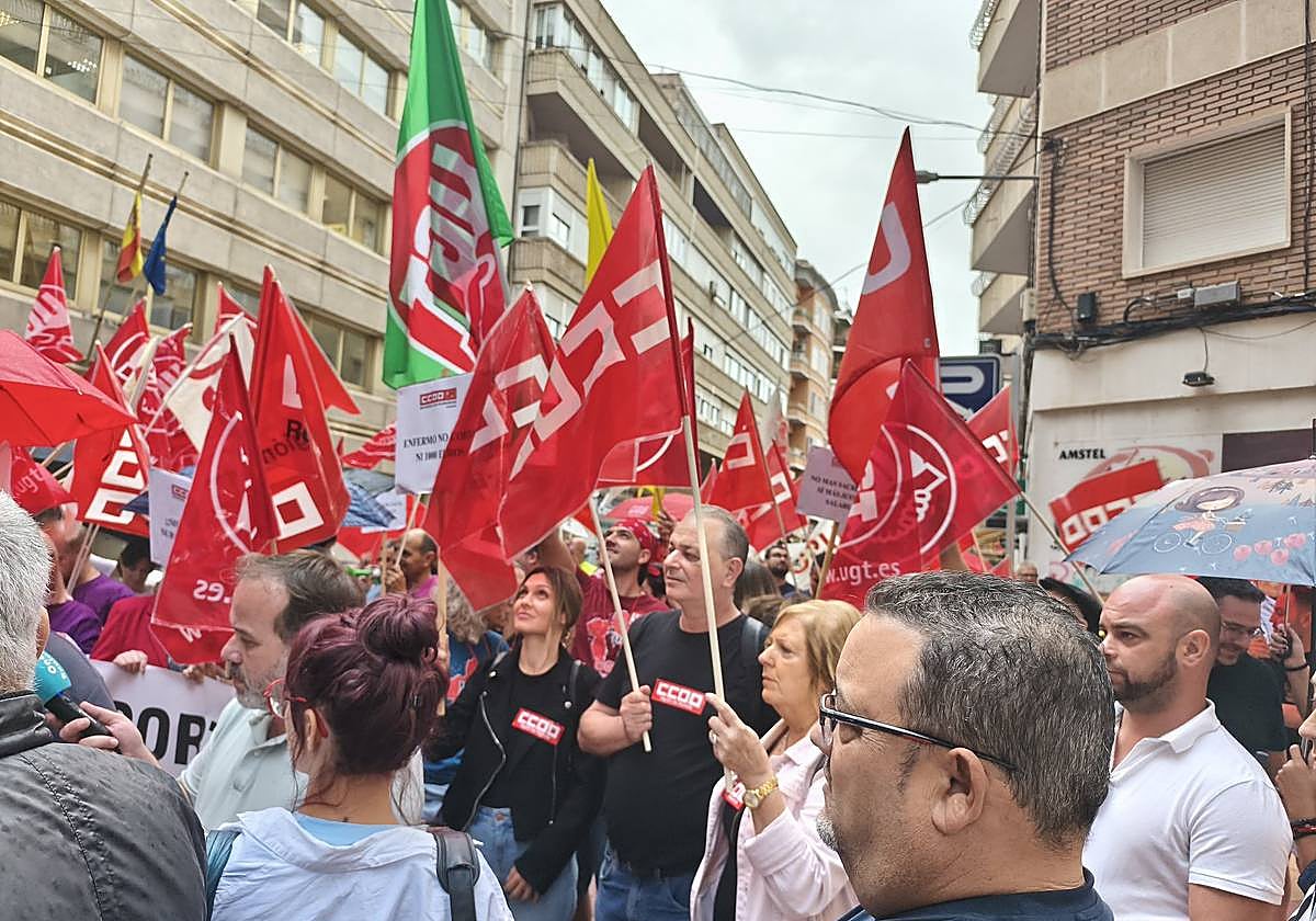 Los delegados sindicales concentrados frente a Croem esta mañana por el convenio del transporte de mercancías por carretera.
