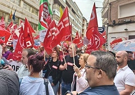 Los delegados sindicales concentrados frente a Croem esta mañana por el convenio del transporte de mercancías por carretera.