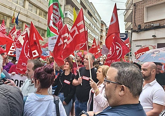 Los delegados sindicales concentrados frente a Croem esta mañana por el convenio del transporte de mercancías por carretera.
