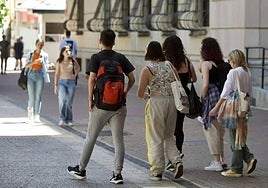 Jóvenes pasean por una calle de Murcia en una imagen de archivo.