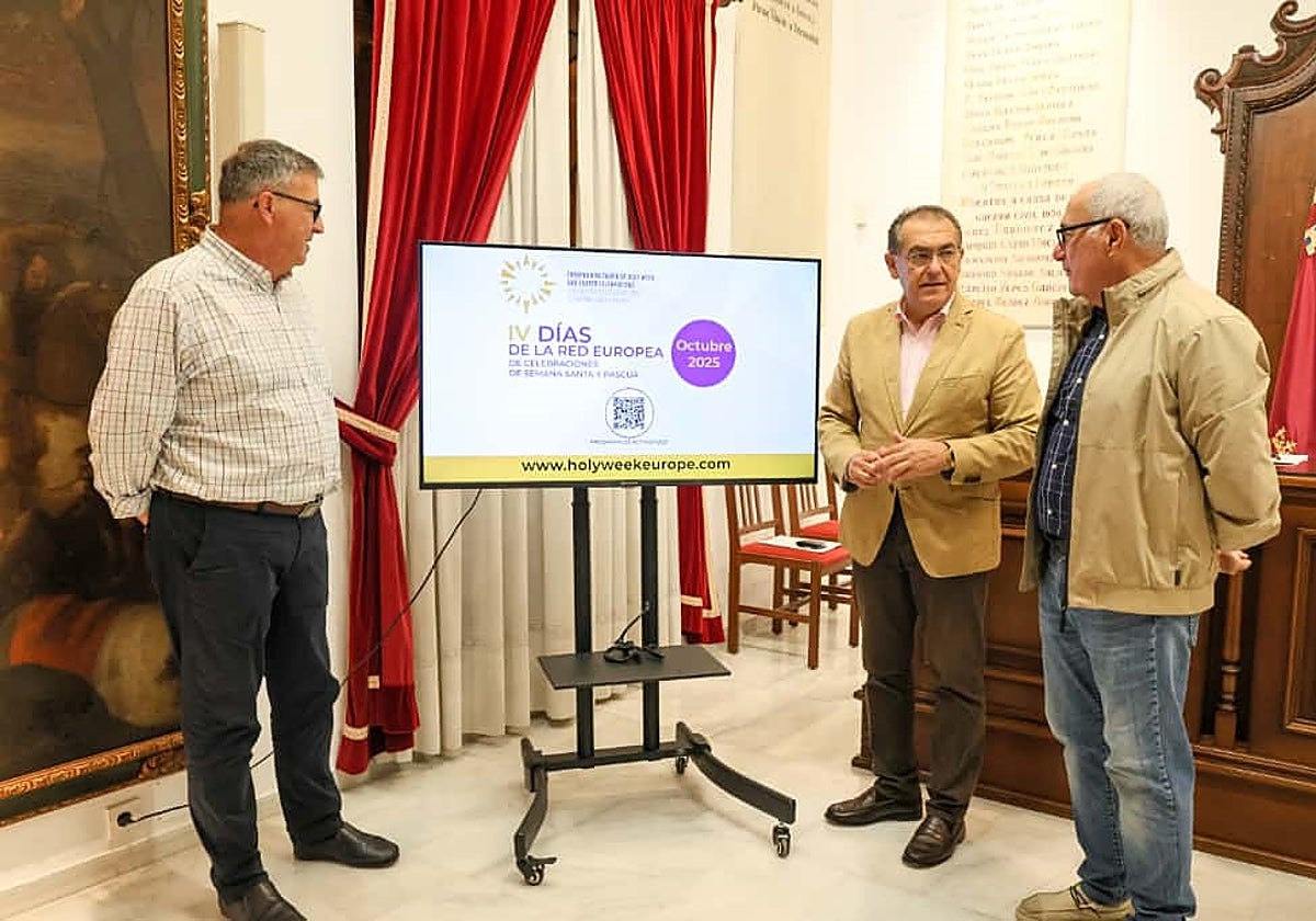 Parra (c) en la presentación junto a los directores de los museos de bordados de los pasos Blanco y Azul.