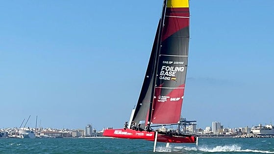 La regatista murciana Carmen Ruiz Ibáñez participa en el exclusivo clinic de la clase GC32 en Cádiz