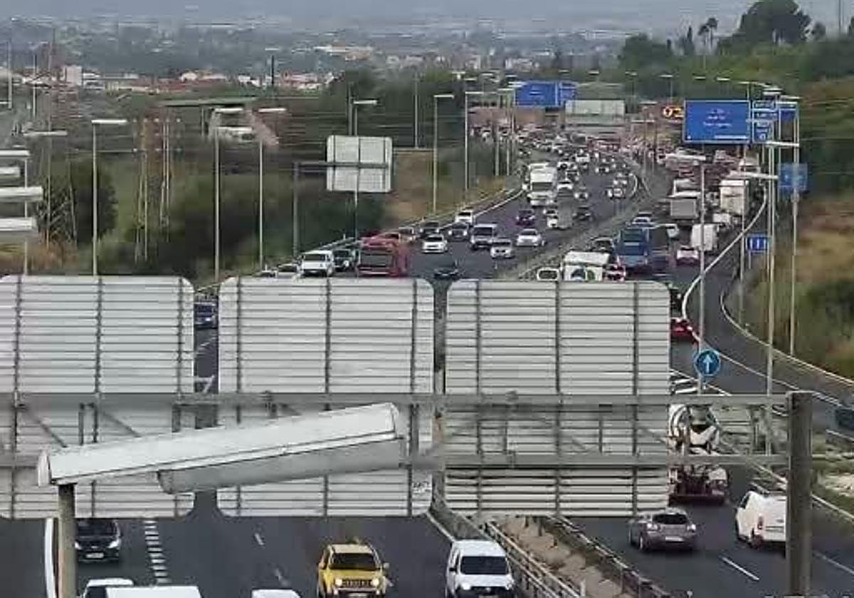 Estado del tráfico en la A-30, a las 8.25 horas de este martes, a la altura del campus de Espinardo.