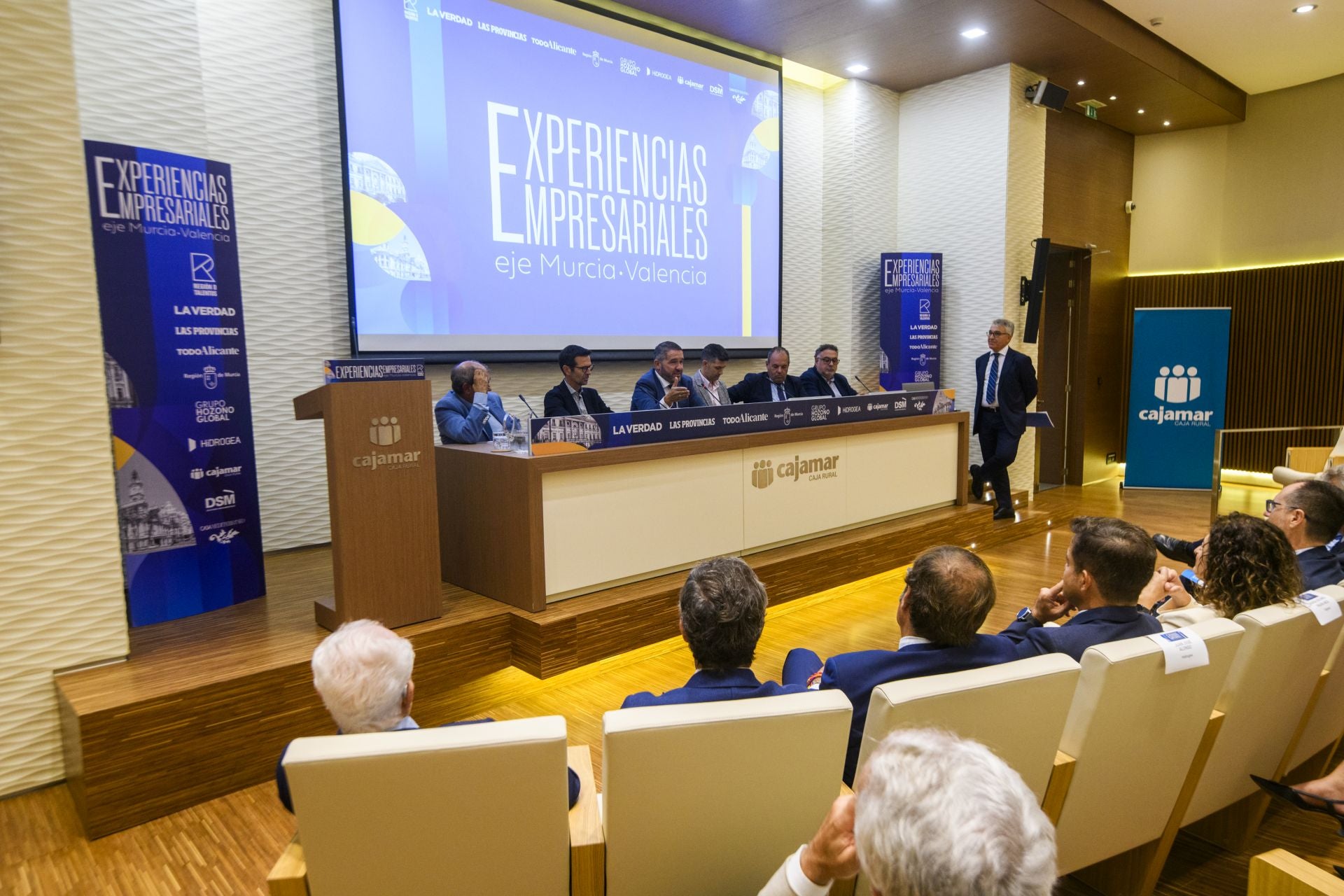 El encuentro &#039;Experiencias Empresariales. Eje Murcia-Valencia&#039;, en imágenes