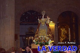 La Virgen del Rosario fue portada a hombros por un grupo de jóvenes anderos dirigidos por Ricardo Hoyos.