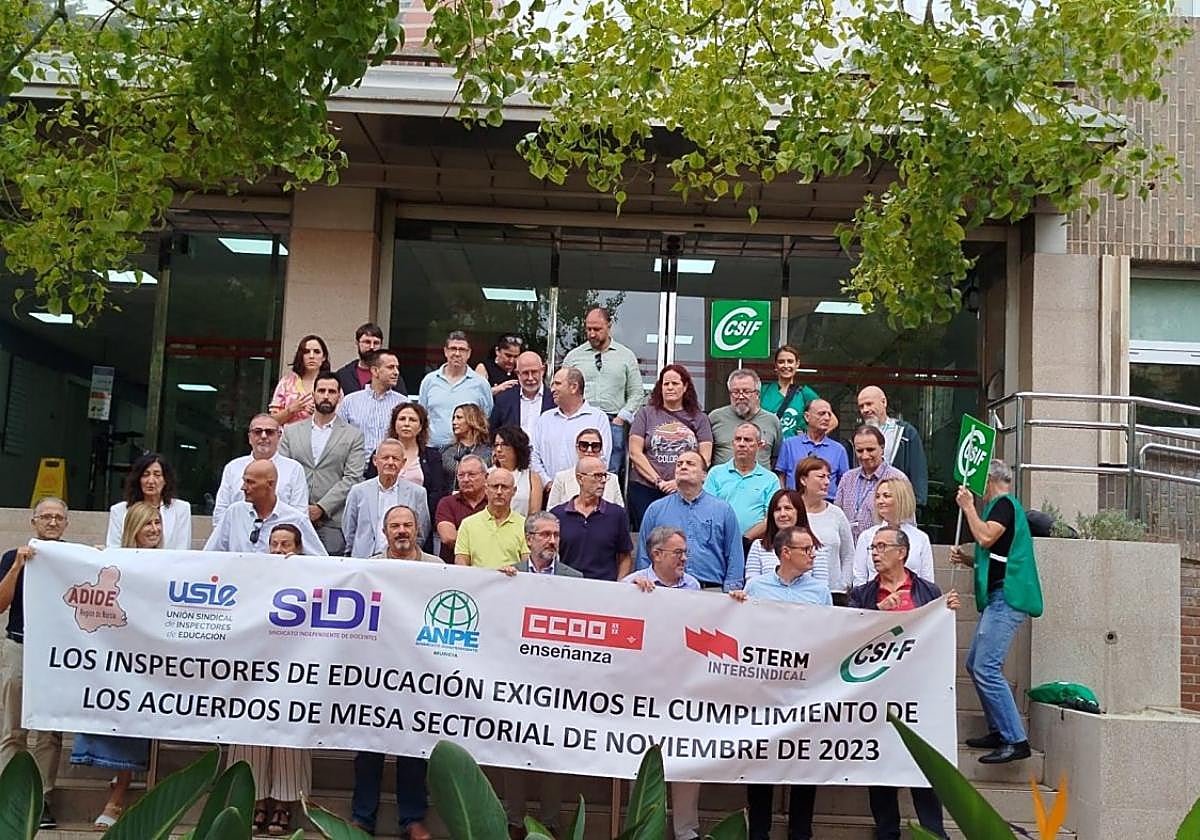 Los inspectores que se concentraron este lunes frente a la Consejería de Educación.
