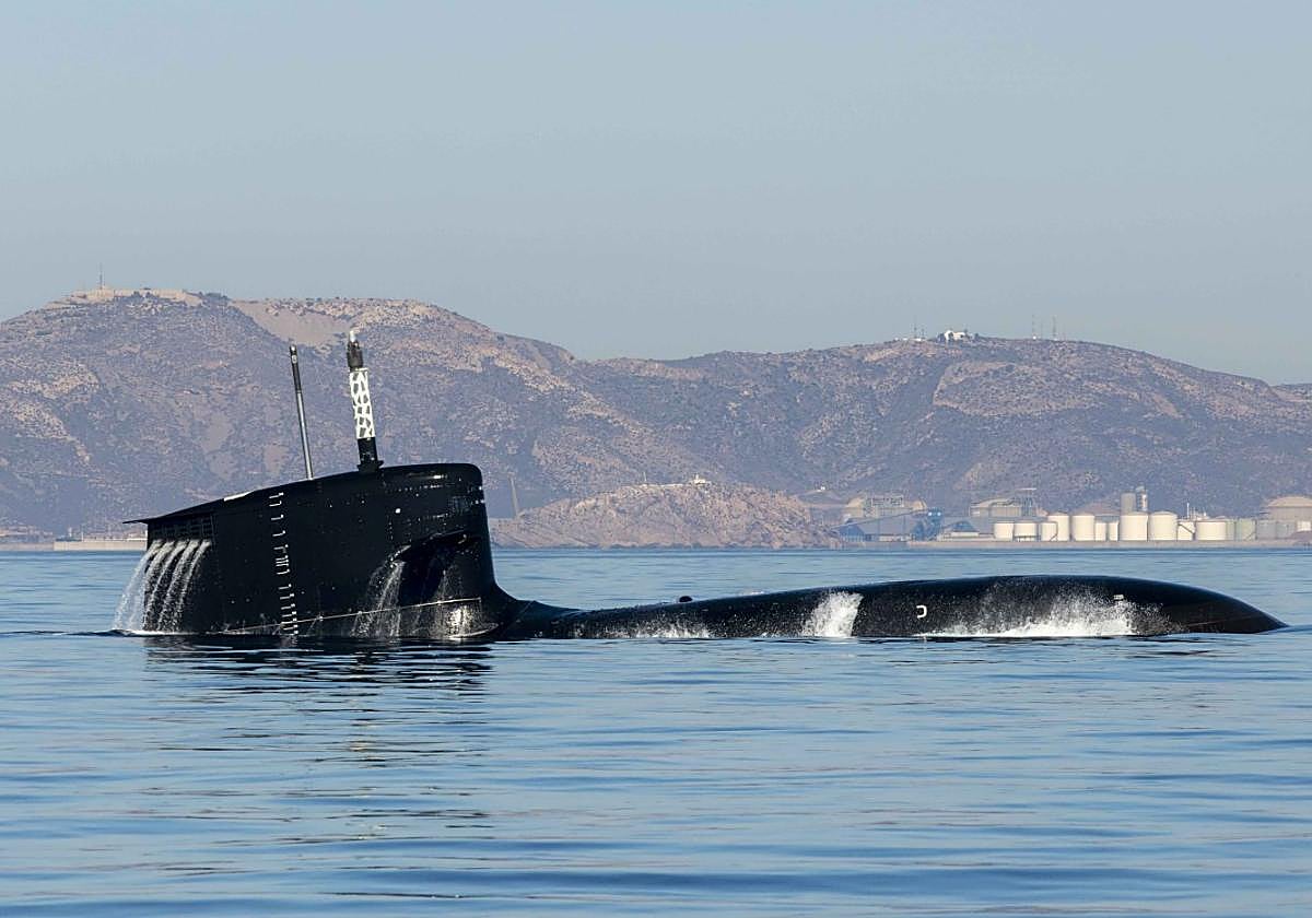 El 'Isaac Peral' emerge en aguas cercanas a la isla de Escombreras, en una imagen de archivo.