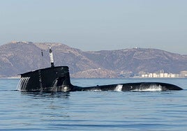 El 'Isaac Peral' emerge en aguas cercanas a la isla de Escombreras, en una imagen de archivo.