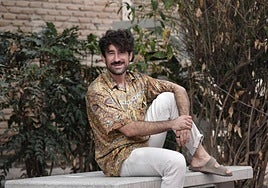 De Murcia a Japón. Emilio Macanás, ayer, en el Paseo Alfonso X de Murcia, donde estos días se celebra la Feria del Libro.