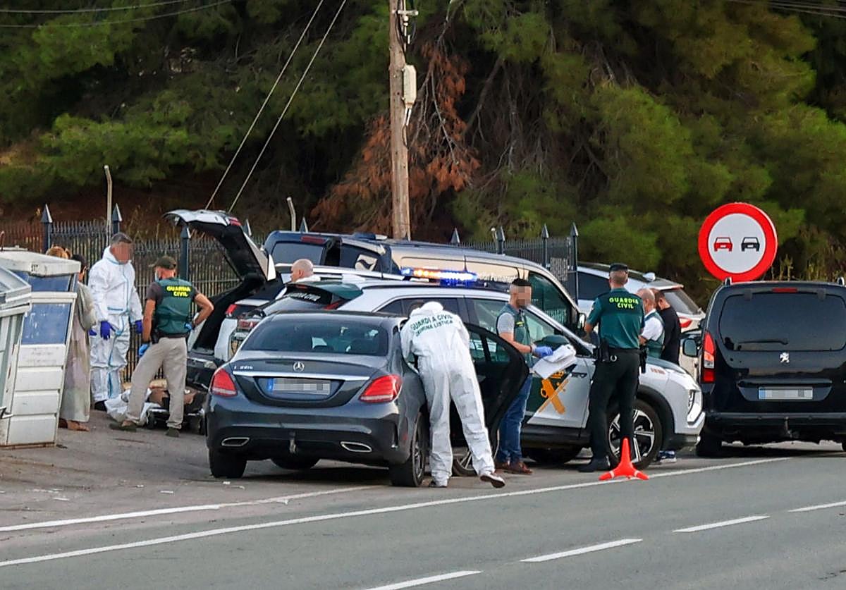 Dispositivo de la Guardia Civil en Ramonete (Lorca) donde fue hallado uno de los cadáveres dentro del maletero de un coche.