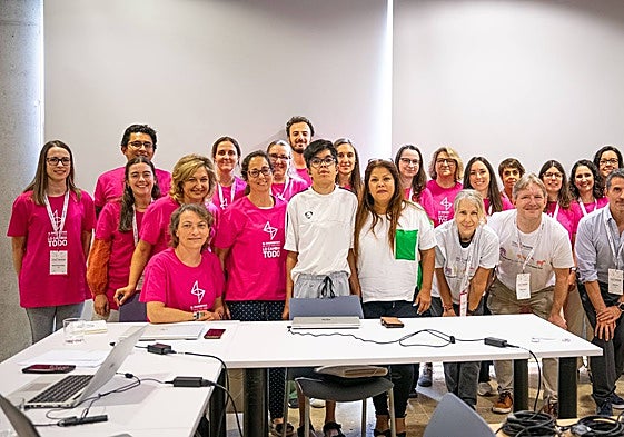 Gabriel, con su madre y con el panel de expertos que ha diagnosticado su enfermedad, este martes en el Auditorio Regional.
