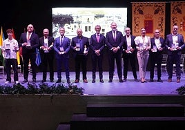 Las personas que recibieron el reconocimiento municipal en el auditorio, junto a autoridades.