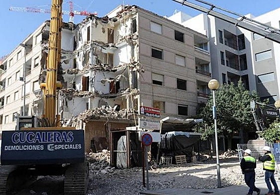 Derribo de uno de los edificios afectados por el terremoto de Lorca.