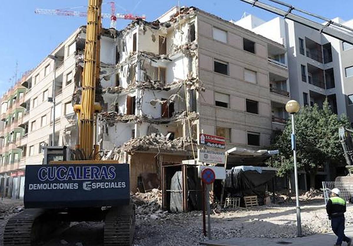 Derribo de uno de los edificios afectados por el terremoto de Lorca.