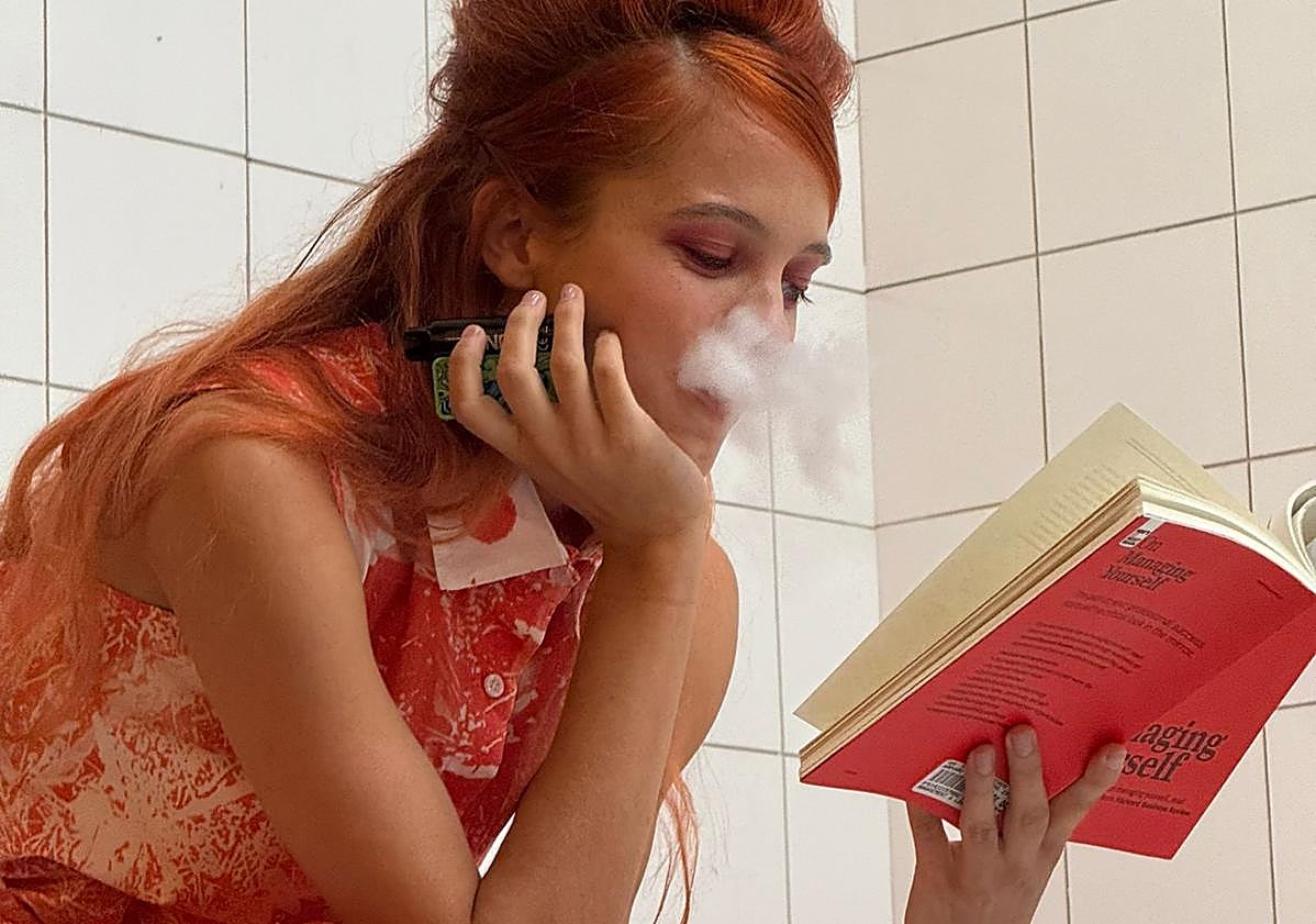 Imagen principal - Modelos de la diseñadora Paula Cánovas del Vas en su instalación/performance en París.