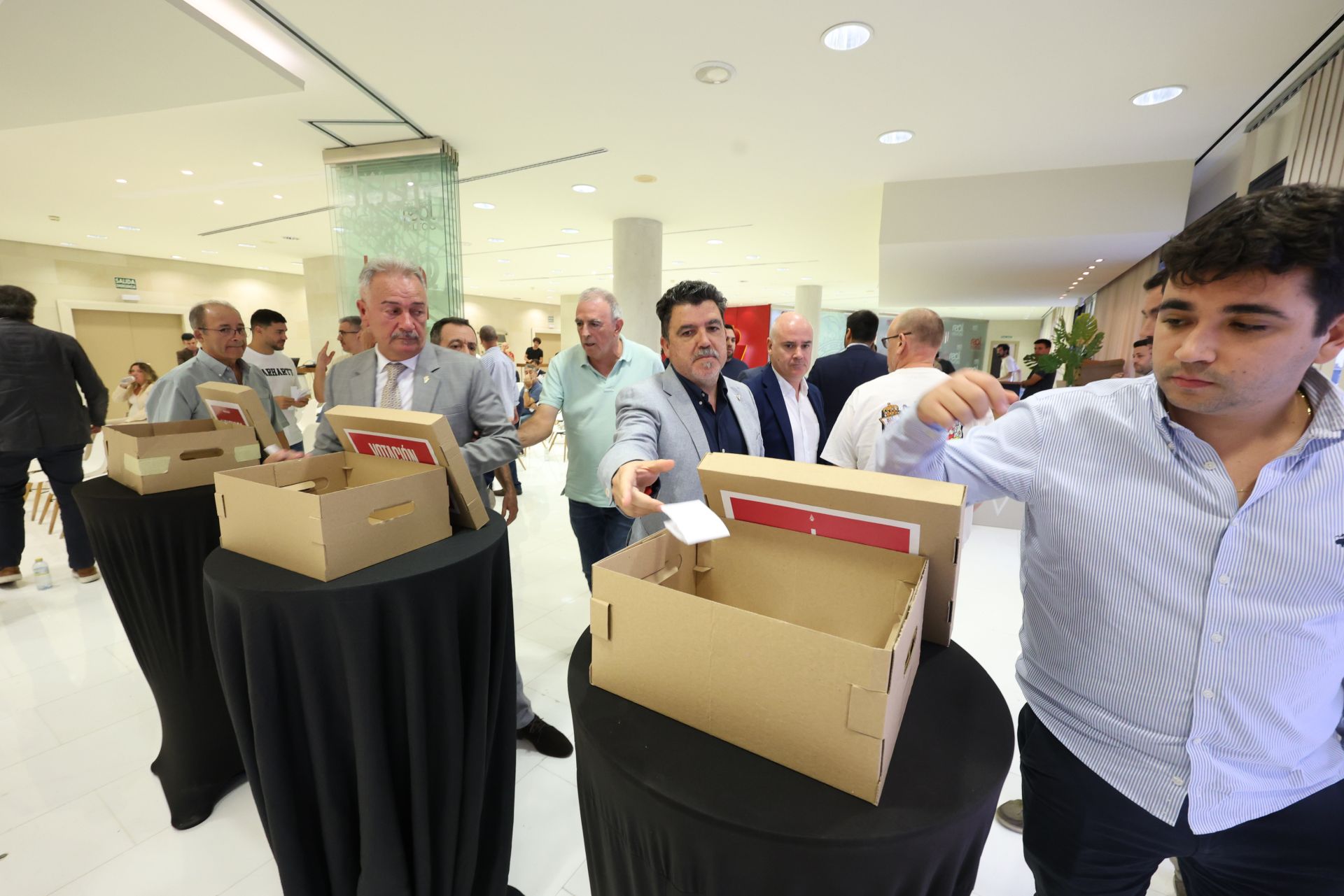 Las imágenes de la junta del Real Murcia