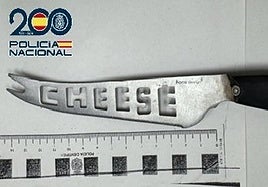 Cuchillo de grandes dimensiones que el individuo detenido ocultaba en su pantalón.