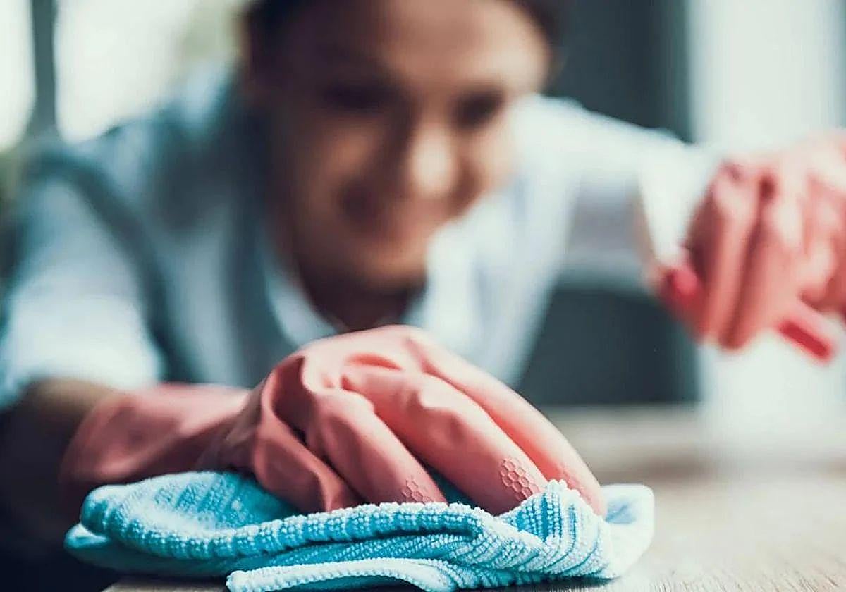 Imagen de archivo de una mujer limpiando.
