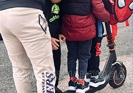 El hombre denunciado y los menores, en el patinete.