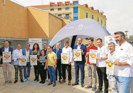 Usuarios y directivos de Assido junto a miembros del jurado y autoridades locales, ayer en los Molinos del Río.