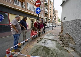 La vicealcaldesa Rebeca Pérez, agachada, muestra las catas que se están llevando a cabo junto a la Ermita del Salitre.