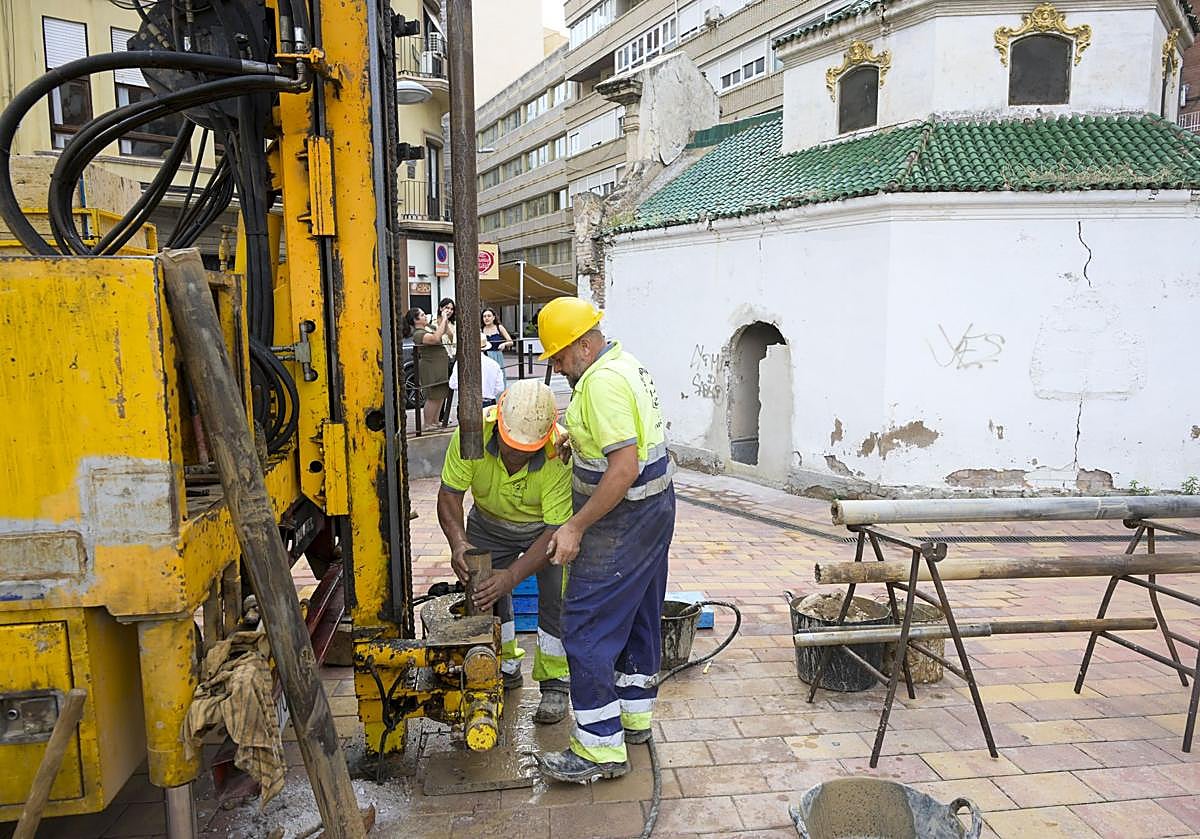 Imagen principal - La recuperación de la Ermita del Salitre en Murcia contempla rebajar el nivel de la calle para devolverle su altura original