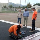 La alcaldesa y el concejal durante la visita a las instalaciones deportivas.