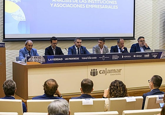 Juan Antonio Pedreño, Carlos Recio, Miguel López Abad, Federico Fuster, Carlos Baño y Emilio Sampedro, durante la segunda mesa redonda del encuentro empresarial.