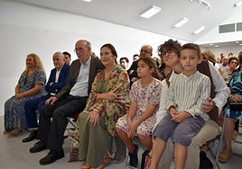 Pedro Serna y su esposa, con sus nietos, en el acto.