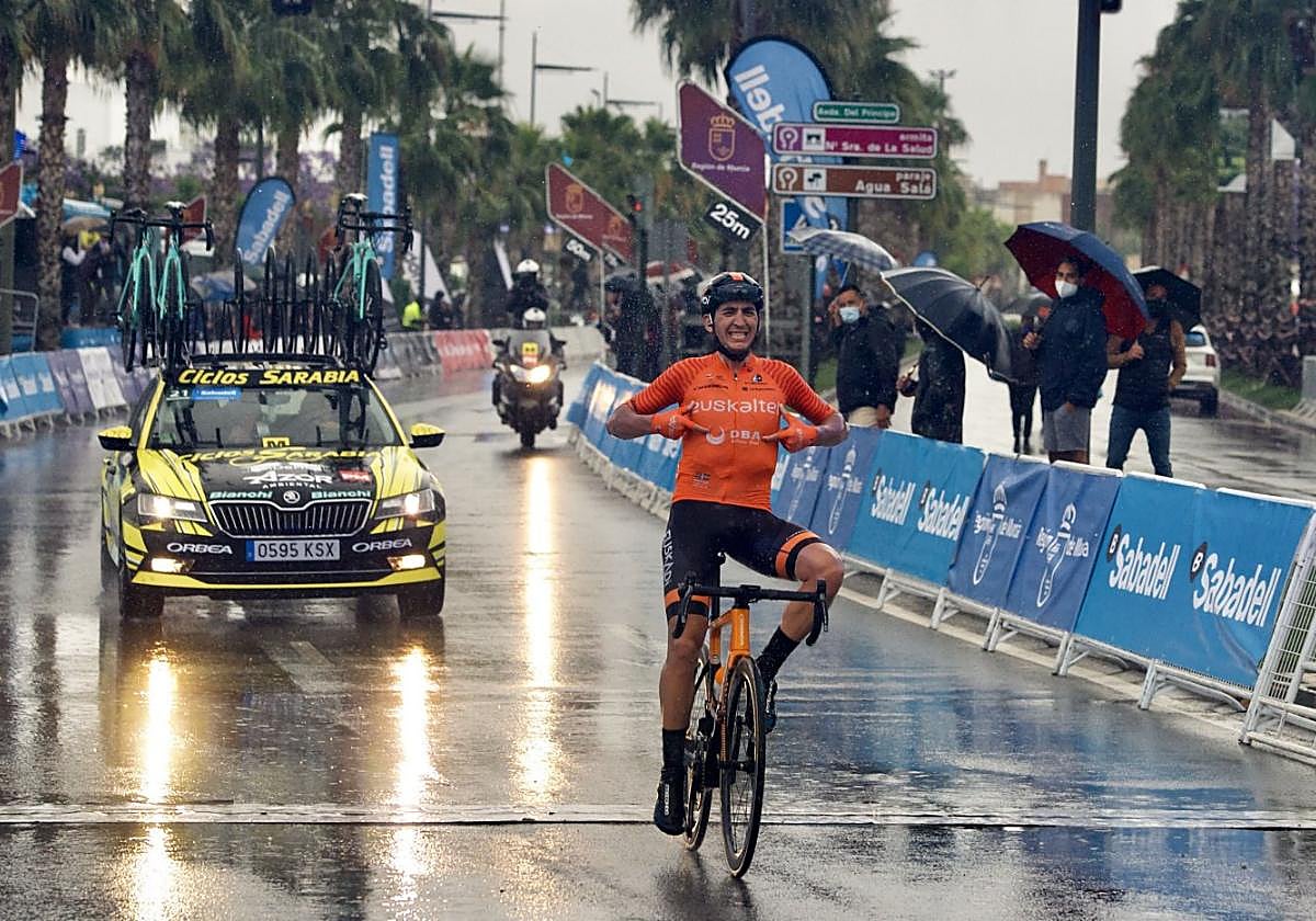 El murciano Antonio Jesús Soto ganando en Alcantarilla la lluviosa edición de 2021.