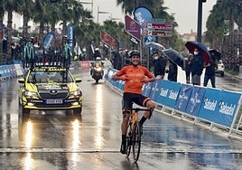 El murciano Antonio Jesús Soto ganando en Alcantarilla la lluviosa edición de 2021.