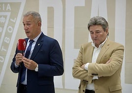 Felipe Moreno, tras su ingreso en el Real Murcia, y Agustín Ramos, presidente grana en ese momento, en la junta de accionistas del 8 de marzo de 2023.