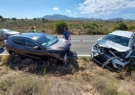 Los vehículos después del accidente en la carretera de Canteras a La Azohía.